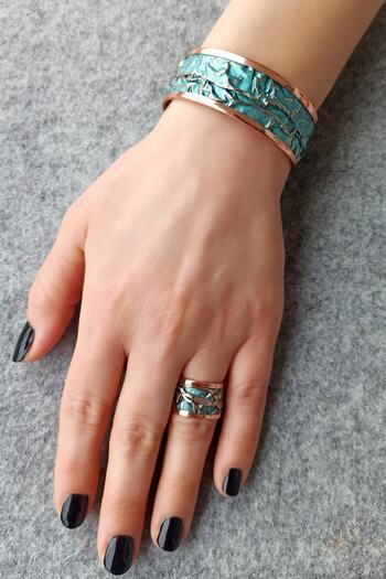 Fildişi Aksesuar Turquoise Color Relief Pattern Shaped Handmade Adjustable Copper Women's Ring and Bracelet Set