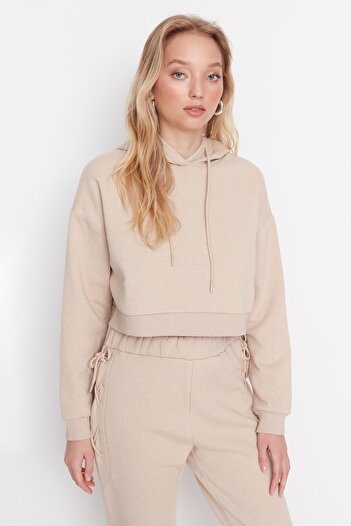 Trendyol Collection Μπεζ με κουκούλα Loose Crop Thick Fleece εσωτερικά πλεκτό φούτερ TWOAW23SW00203