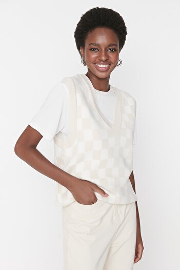 Trendyol Collection Beige V-Neck Knitwear Sweater TWOAW22BZ0045