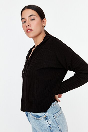 Trendyol Collection Czarny dzianinowy kardigan z kapturem i zamkiem TWOAW23HI00445