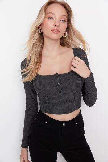Trendyol Collection Πλεκτή μπλούζα από ανθρακί με λεπτομέρεια με τετράγωνο λαιμό και πλεκτή μπλούζα TWOAW23BZ00384