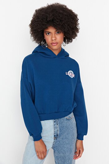 Trendyol Collection Indigo Zadní potisk Detailní mikina s kapucí, tlustá vnitřní fleecová pletená mikina TWOAW22SW0711