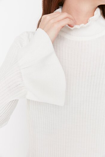 Trendyol Modest Πλεκτό πουλόβερ εκρού με ψηλό γιακά TCTAW23AK00039