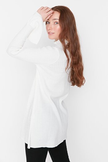 Trendyol Modest Πλεκτό πουλόβερ εκρού με ψηλό γιακά TCTAW23AK00039