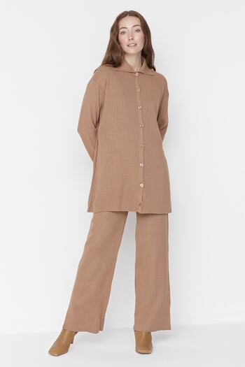 Trendyol Modest Σετ ζακέτα και παντελόνι πλεκτά Camel - Λεπτομέρεια σχισμής TCTAW23US00028