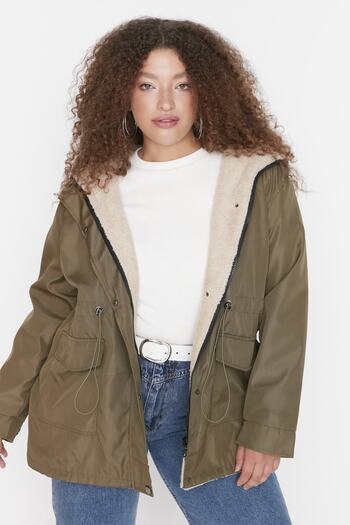 Trendyol Curve Khaki Regular Fit s kapucí a vnitřní kožešinou Vodoodpudivý kabát Parka Plus velikosti TBBAW23KB00000