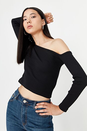 Trendyol Collection Czarna dopasowana/asymetryczna bluzka z odkrytymi ramionami, prążkowana, elastyczna, dzianinowa TWOAW23BZ00088