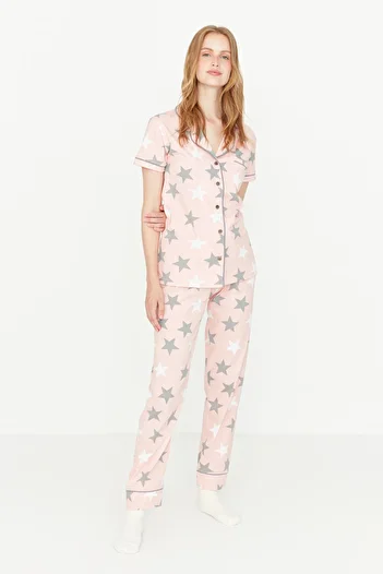 Trendyol Collection Puderstern-gemustertes, geripptes, gestricktes Pyjama-Set mit Schlafband THMSS21PT0786