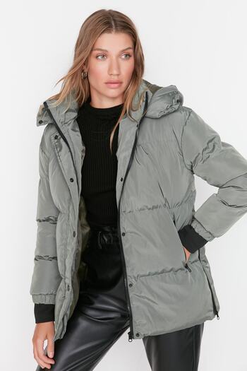 Trendyol Collection Jachetă puf oversize kaki cu glugă și detaliu cu fermoar lateral TWOAW23MO00051