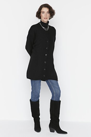 Trendyol Modest Pletený svetr se zapínáním na černý knoflík TCTAW23HI00001