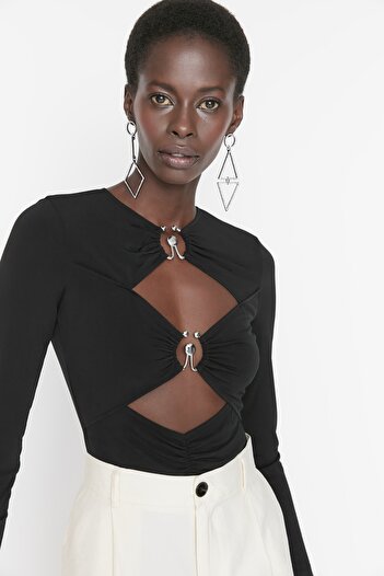 Trendyol Collection Černé okénko/vyříznuté detailně zaklapávací tělo příslušenství TPRSS22BD0014