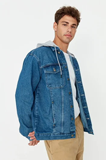 Trendyol Collection Indigo-Jeansjacke aus 100 % Baumwolle mit normaler Passform und gestrickter Kapuze TMNAW23CE00019