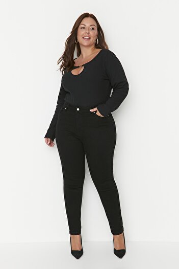 Trendyol Curve Schwarze Röhrenjeans mit hoher Taille TBBAW23JE00000