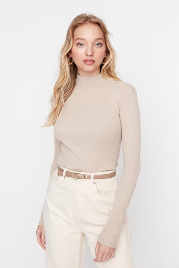Trendyol Collection Beige, taillierte, langärmlige, gerippte, dehnbare Strickbluse mit hohem Kragen TWOAW21BZ0423