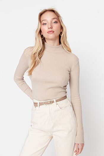 Trendyol Collection Beige, taillierte, langärmlige, gerippte, dehnbare Strickbluse mit hohem Kragen TWOAW21BZ0423