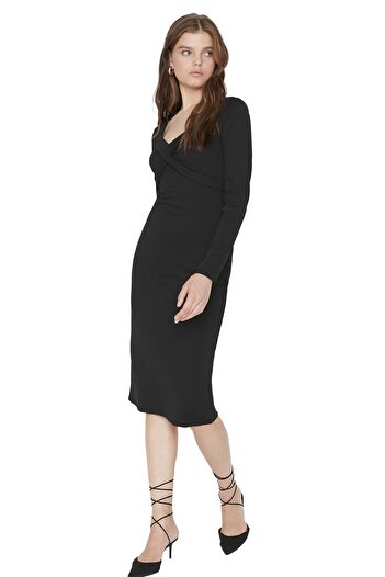 Trendyol Collection Detailní černé pletené šaty Bodycon Midi s límečkem TWOAW22EL2364