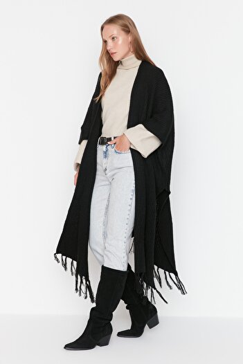 Trendyol Modest Dlouhý pletený svetr s černým střapcem TCTAW23TH00008