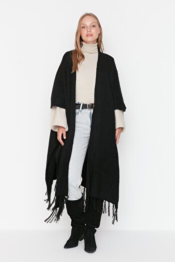 Trendyol Modest Dlouhý pletený svetr s černým střapcem TCTAW23TH00008