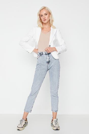 Trendyol Collection Világoskék mosóhatású High Waist Mom Jeans TWOSS21JE0028