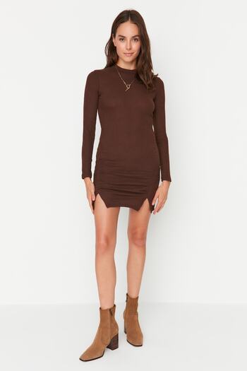 Trendyol Collection Καφέ ψηλό γιακά με μακρυμάνικο σκίσιμο Μίνι με ραβδώσεις ελαστικό πλεκτό φόρεμα TWOAW23EL00506
