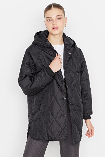 Trendyol Collection Palton matlasat, negru, supradimensionat, cu glugă, hidrofugă TWOAW22MO0024