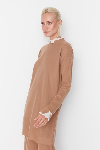 Trendyol Modest Λεπτομερές σετ πλεκτών πουλόβερ-παντελόνι Camel Pearl and Tulle TCTAW23US00088