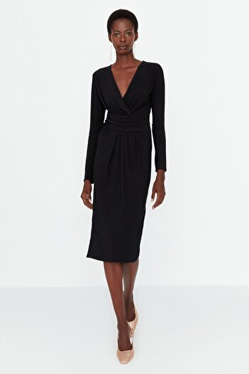 Trendyol Collection Detailní elegantní večerní šaty Black Gather TPRAW23EL00183