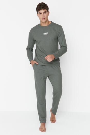 Trendyol Collection Σετ Πιτζάμες Πλεκτές Πλεκτές 2 Κλωστές με Χακί Σλόγκαν TMNAW23PT00007