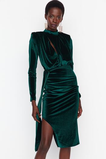 Trendyol Collection Smaragdově zelené sametové elegantní večerní šaty s detailním vzorem TPRAW23EL00202
