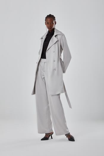 Mizalle Grauer Trenchcoat mit Satinstruktur