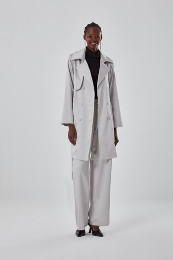 Mizalle Grauer Trenchcoat mit Satinstruktur