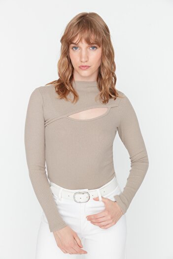 Trendyol Collection Dzianinowy korpus ze stójką i kołnierzykiem taupe TWOAW23BD00040