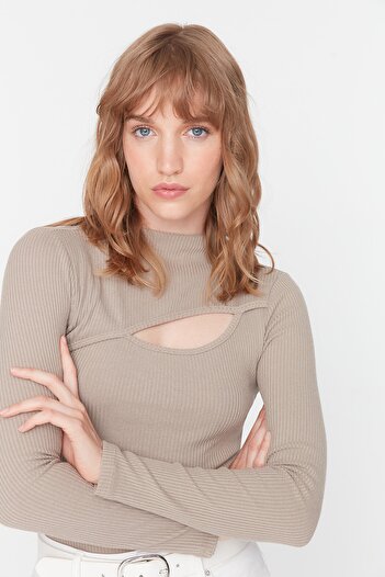 Trendyol Collection Dzianinowy korpus ze stójką i kołnierzykiem taupe TWOAW23BD00040