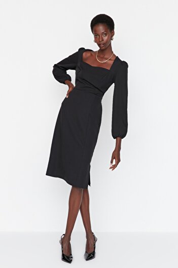 Trendyol Collection Schwarzes, körperbetontes, gewebtes Midikleid mit Gürtel TWOAW23EL00895