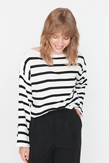 Trendyol Collection Черен плетен пуловер на райе TWOAW23KZ01847