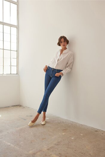 Trendyol Collection Темно-сині більш екологічні завужені джинси з низькою талією TWOAW23JE00444