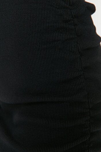 Trendyol Collection Black Gather Detailní vypasovaný mini čtvercový límec žebrovaný flexibilní pletené tužkové šaty TWOAW23EL01396