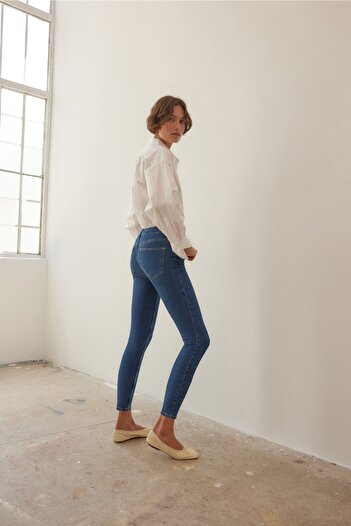 Trendyol Collection Темно-сині більш екологічні завужені джинси з низькою талією TWOAW23JE00444