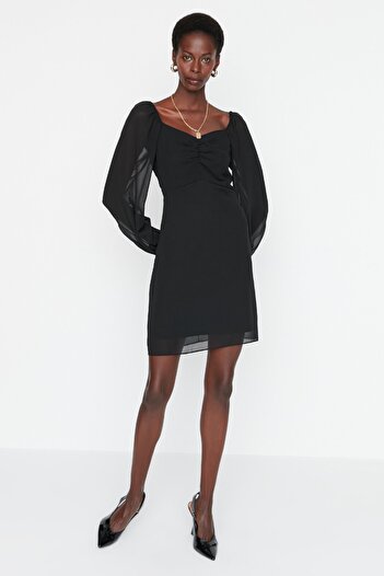 Trendyol Collection Czarna sukienka mini w kształcie litery A z szyfonowymi rękawami i teksturowaną podszewką TWOAW23EL01085