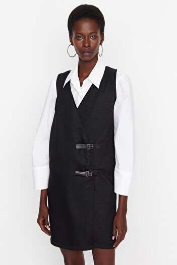 Trendyol Collection Detailní mini tkané šaty Black Gilet Belt TWOAW21EL0158