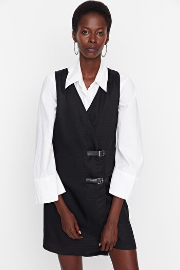 Trendyol Collection Detailní mini tkané šaty Black Gilet Belt TWOAW21EL0158