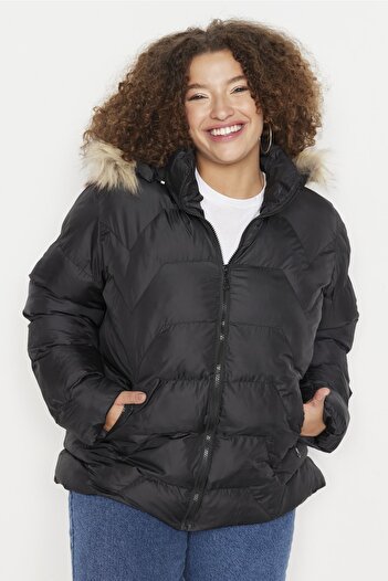 Trendyol Curve Black Puffer Jacket with Hooded Fur Detail - Regular Fit TBBAW23AW00007