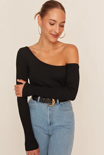 Trendyol Collection Schwarze, figurbetonte, schulterfreie Strickbluse aus Cord-Baumwolle mit Stretch-Anteil TWOAW23BZ00475