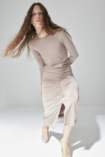 Trendyol Collection Limitowana edycja taupe z rozcięciem i szczegółową dzianinową sukienką TWOAW23EL00840