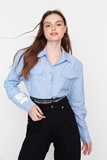 Trendyol Collection Biało-niebieska koszula z kieszeniami X Sagaza Studio TPRAW23GO00022