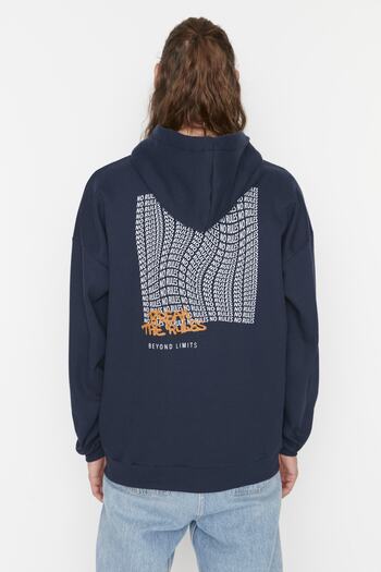 Trendyol Collection Fleecová mikina s potištěným textem v námořnické modré - TMNAW23sw00016