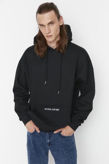 Trendyol Collection Голям черен суичър с качулка с щампи - TMNAW23SW00015