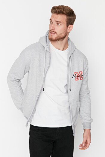 Trendyol Collection Šedá vyšívaná fleecová mikina s kapucí – Regular Fit TMNAW23sw00468