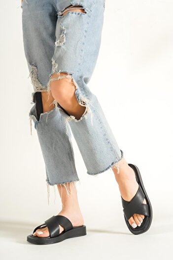 Capone Outfitters Capone Cross-Strapped Black Women's Slippers