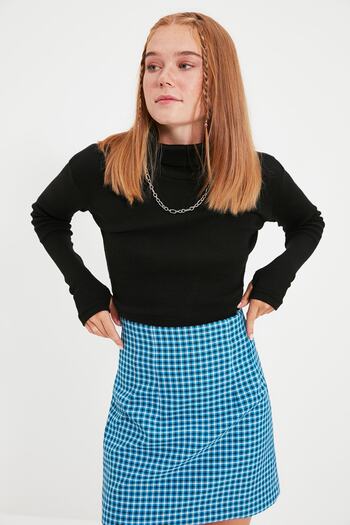 Trendyol Collection Pružná pletená halenka se šňůrou – černá, rolák, detail na prstech TWOAW21BZ0071